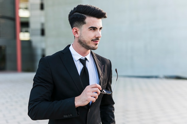 Hombre de negocios delante del edificio de la oficina