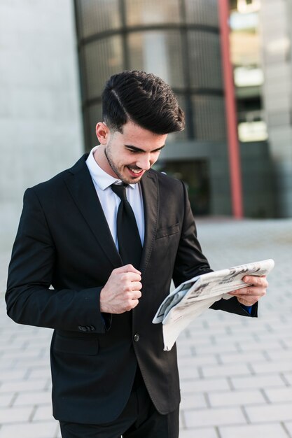 Hombre de negocios delante del edificio de la oficina