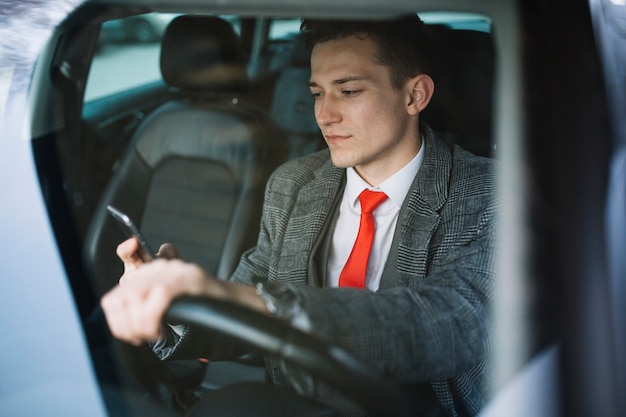 Foto gratuita hombre de negocios dentro de un coche