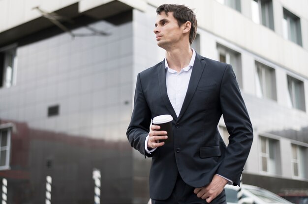 Hombre de negocios en descanso con café