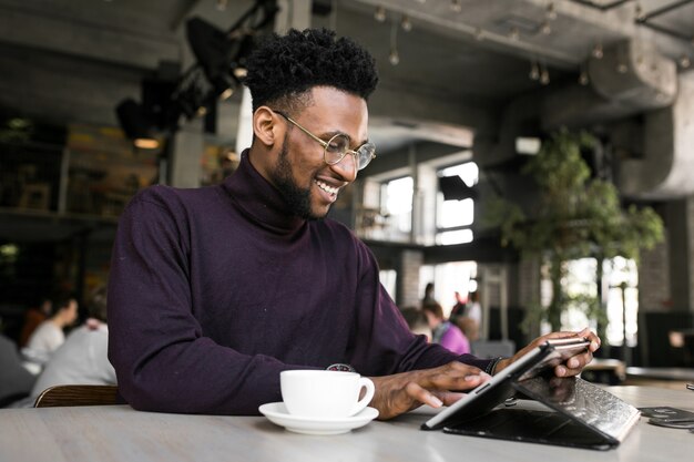 Hombre de negocios digital usando autobús africano