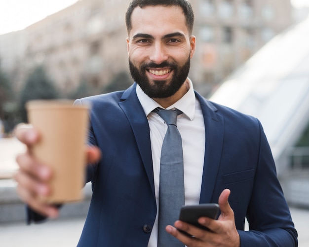 Foto gratuita hombre de negocios disfrutando de café