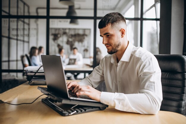 Hombre de negocios dueño de la empresa en la oficina