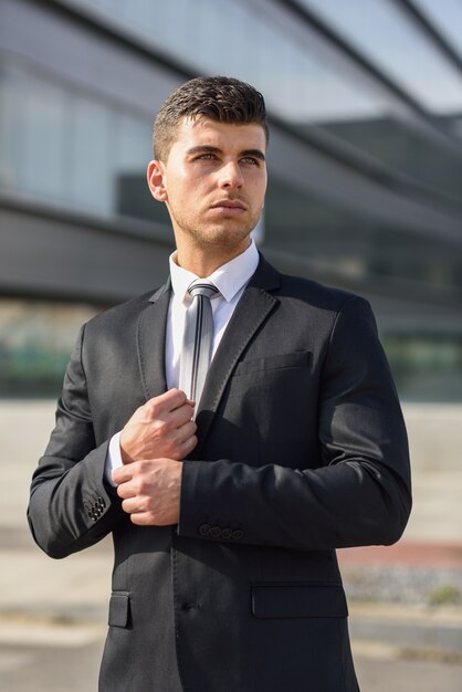 Hombre de negocios elegante arreglándose el traje