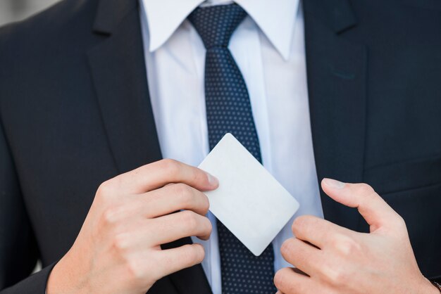 Hombre de negocios elegante enseñando tarjeta de visita