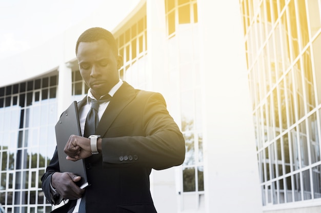 Hombre de negocios elegante mirando la hora