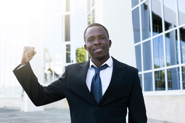 Hombre de negocios elegante con pose de victoria