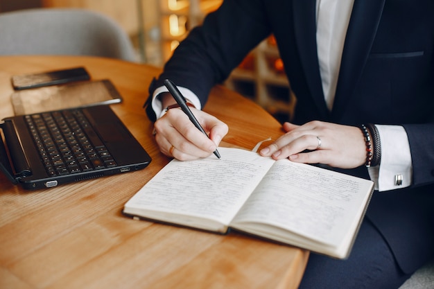 Hombre de negocios elegante que trabaja en un café