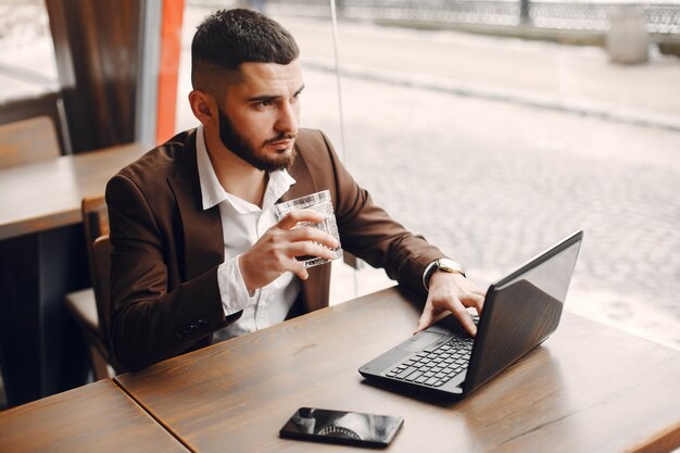 Hombre de negocios elegante que trabaja en un café