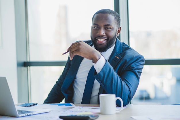 Hombre de negocios elegante sonriendo