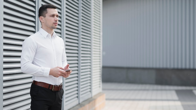 Hombre de negocios elegante tiro medio