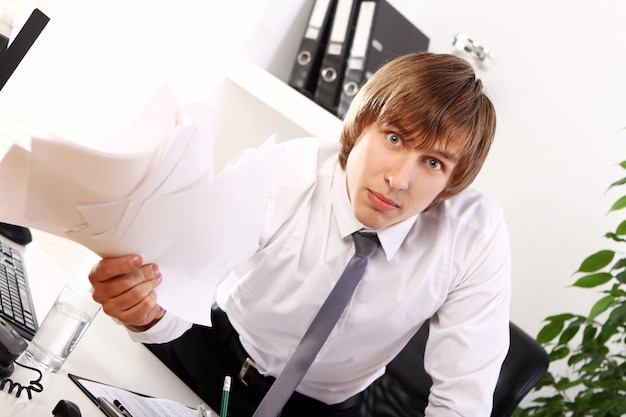 Foto gratuita hombre de negocios enojado en su oficina