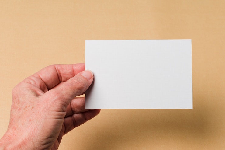 Foto gratuito hombre de negocios enseñando tarjeta