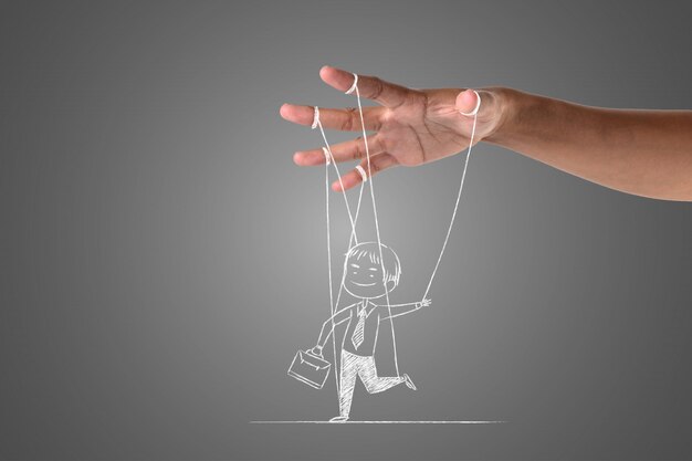 Un hombre de negocios escribe con una tiza blanca que es controlada por su mano, dibujar el concepto.