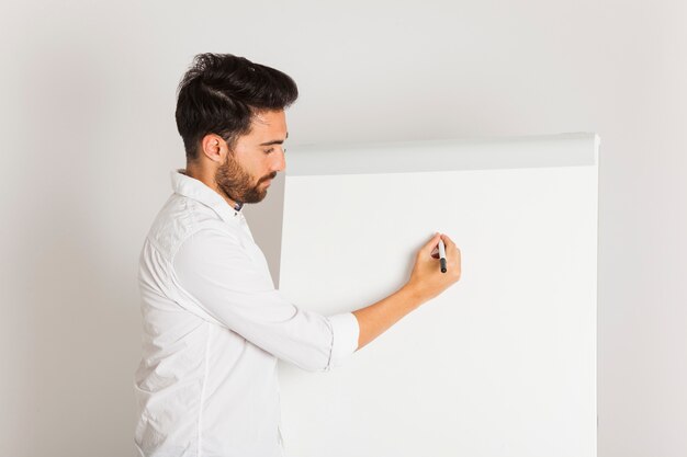 Hombre de negocios escribiendo en la pizarra