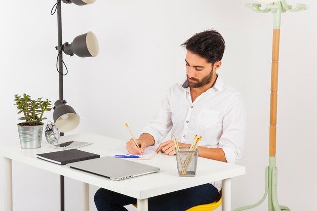 Hombre de negocios escribiendo en el portapapeles