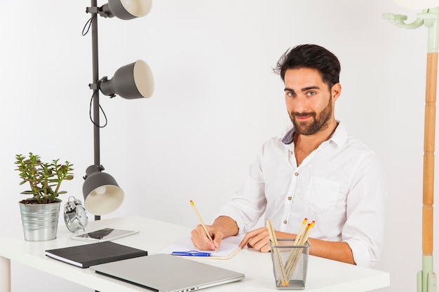 Hombre de negocios escribiendo y posando