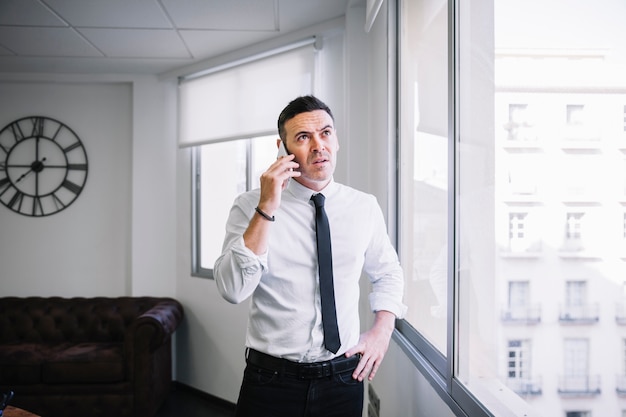 Foto gratuita hombre de negocios escuchando en el teléfono