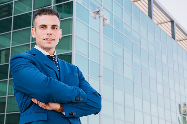 Foto gratuita hombre de negocios con estilo con los brazos cruzados