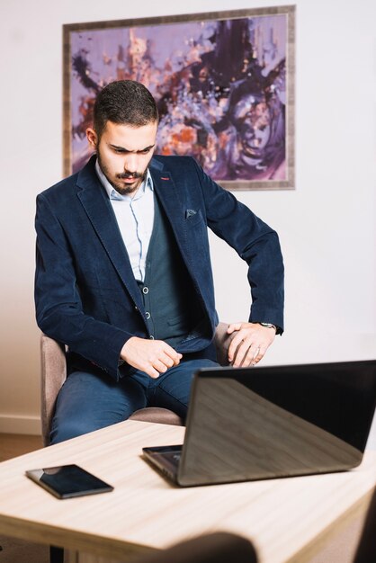 Hombre de negocios con estilo en la computadora portátil