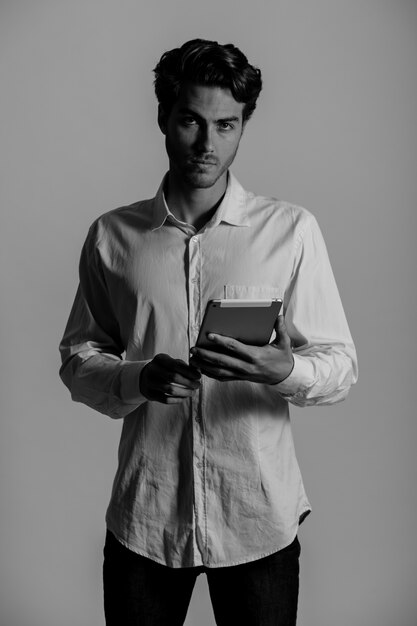 Hombre de negocios con estilo sujetando tablet