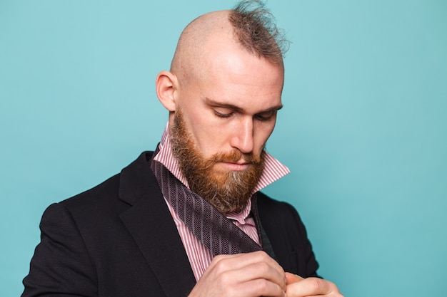 Foto gratuita hombre de negocios europeo barbudo en traje oscuro aislado, ata una corbata