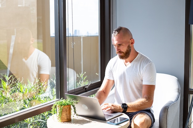 Hombre de negocios europeo con camisa blanca hace trabajo a distancia