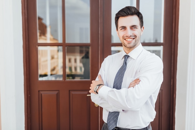 Foto gratuita hombre de negocios exitoso joven en estilo de negocios