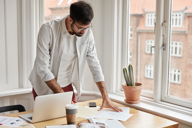 Hombre de negocios exitoso trabajando en casa