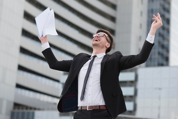 Hombre de negocios feliz de ángulo bajo