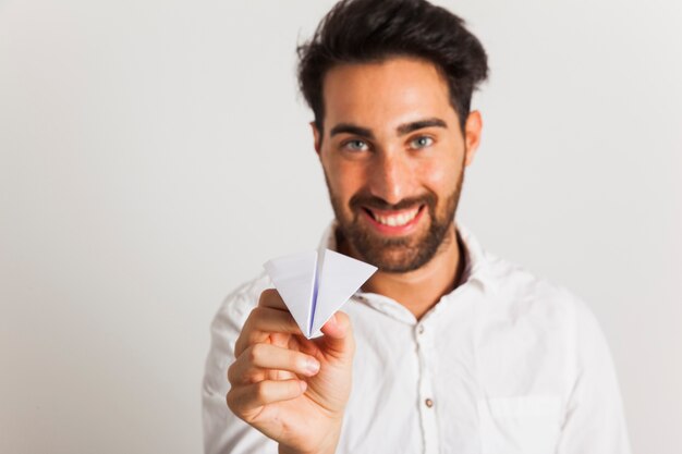 Hombre de negocios feliz y avión de papel