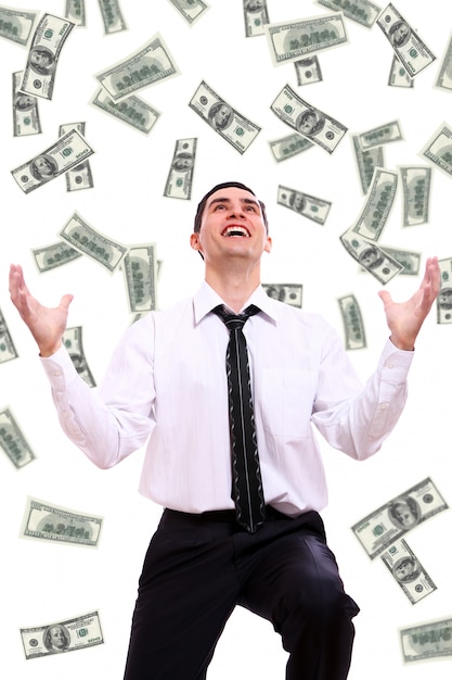 Foto gratuita hombre de negocios feliz y billetes de dólar volando