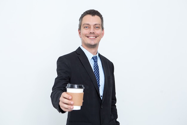 Hombre de negocios feliz dando bebida en taza desechable
