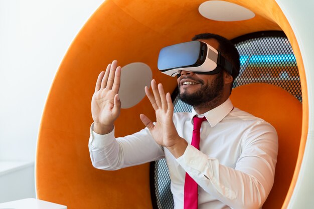 Hombre de negocios feliz entusiasmado con la experiencia de realidad virtual