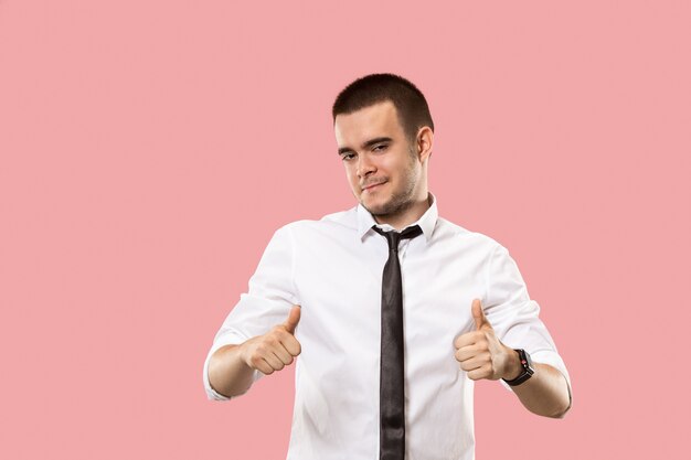 Hombre de negocios feliz, firme bien, sonriente, aislado en el fondo rosado moderno del estudio. Hermoso retrato masculino de medio cuerpo. Hombre emocional.