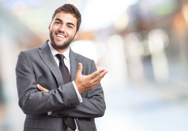 Hombre de negocios feliz haciendo gestos