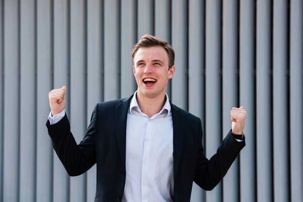 Hombre de negocios feliz mirando a otro lado