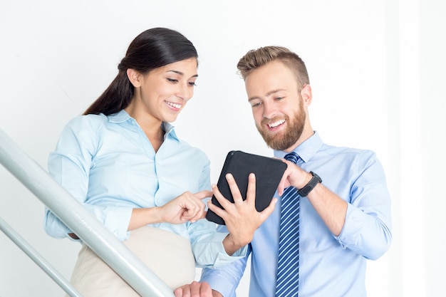 Foto gratuita hombre de negocios feliz y mujer usando tableta