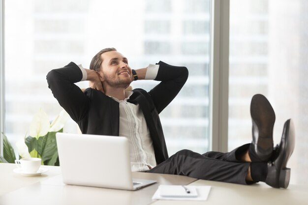 Hombre de negocios feliz pensando en buenas perspectivas