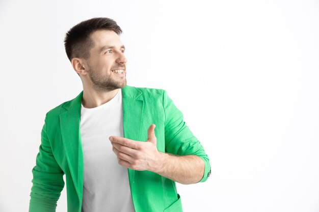 Hombre de negocios feliz de pie, sonriendo aislado en el espacio gris. Hermoso retrato masculino de medio cuerpo. Joven, satisfacer, hombre