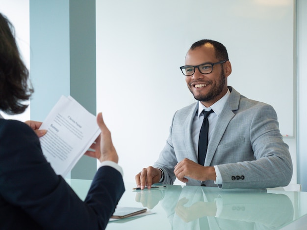 Foto gratuita hombre de negocios feliz satisfecho con trato