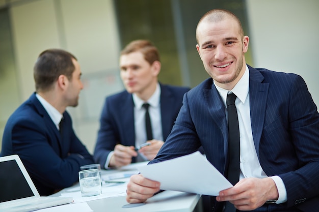 Hombre de negocios feliz sujetando un informe