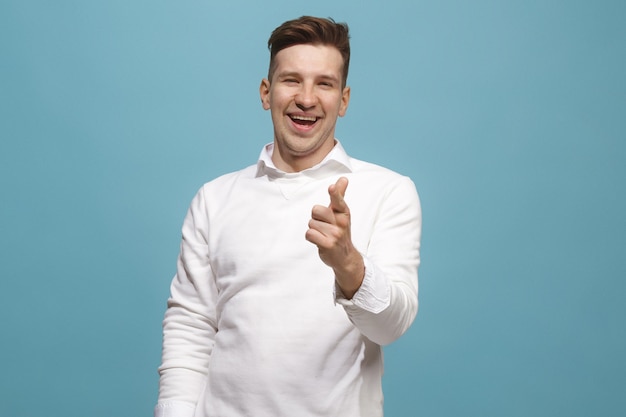 El hombre de negocios feliz te señala y te quiere, retrato de detalle de media longitud en azul.