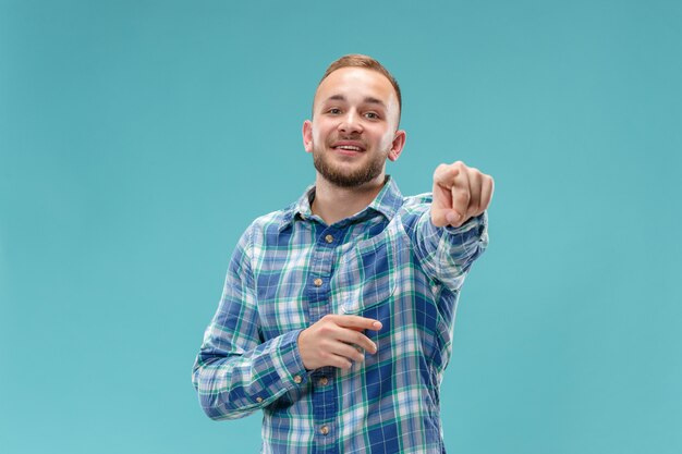 El hombre de negocios feliz te señala y te quiere, retrato de detalle de media longitud en rosa.