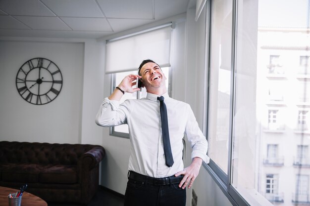 Hombre de negocios feliz en el teléfono