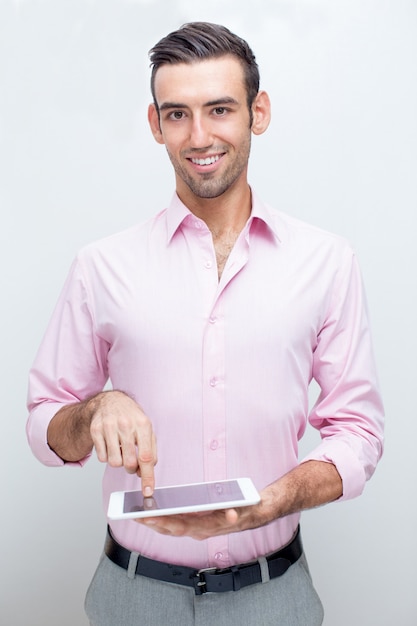 Hombre de negocios feliz tocar la pantalla de la tableta