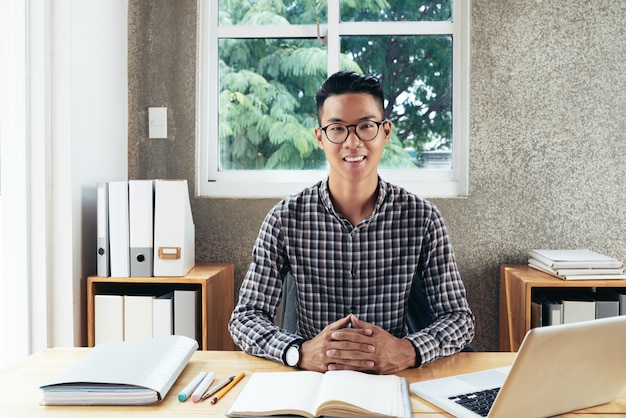 Hombre de negocios feliz en el trabajo