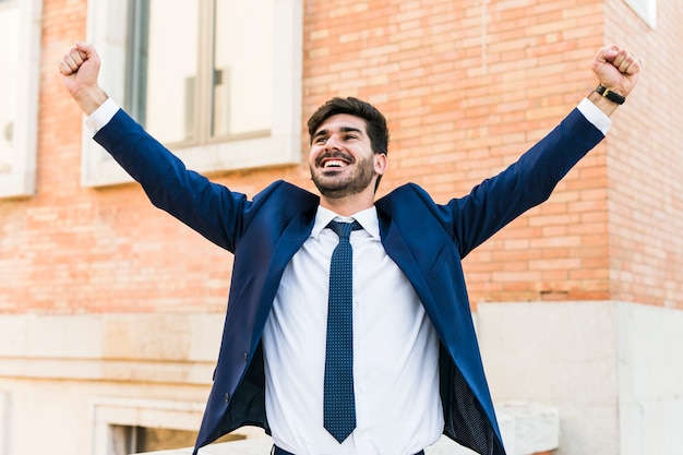 Hombre de negocios feliz