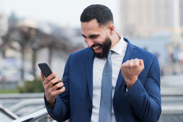 Foto gratuita hombre de negocios feliz