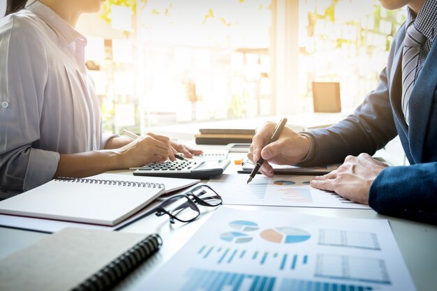 Hombre de negocios, financiero, inspector, secretaria, haciendo, informe, cálculo, o, comprobación, balance. Inspector del Servicio de Rentas Internas revisando el documento. Concepto de auditoría